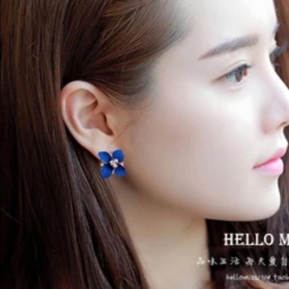💕Brand New high quality blue flower stud earrings - Picture 2 of 2