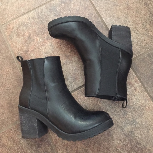Black boots with thick heel