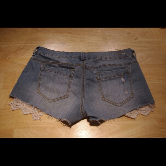 Dollhouse Boheme Crochet Shorts - Picture 3 of 4