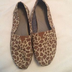 Giraffe toms