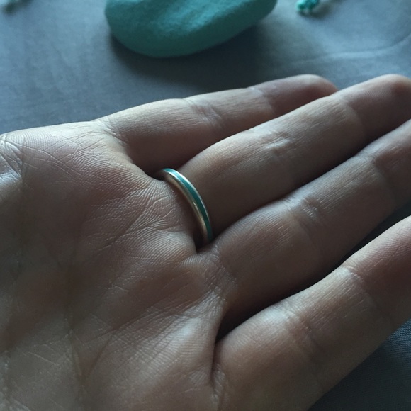 Tiffany and Co. sterling silver ring size 7 - Picture 3 of 4