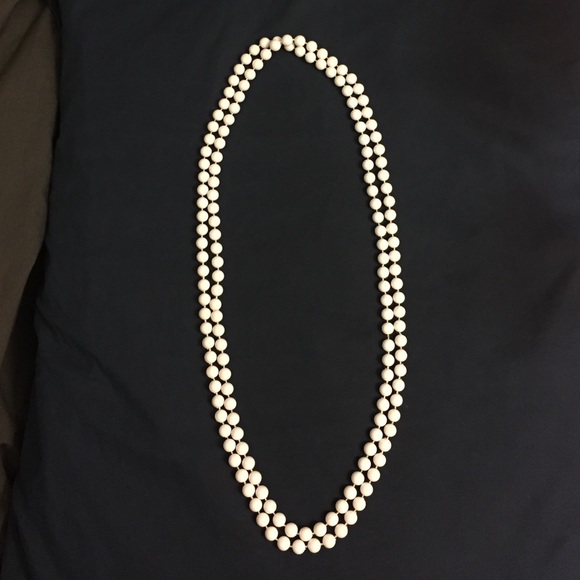Jewelry - Plastic white bead necklace