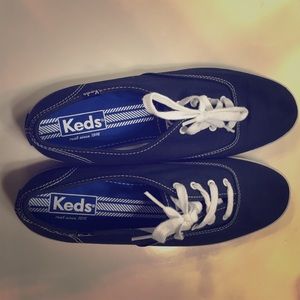 Like new navy blue Keds!