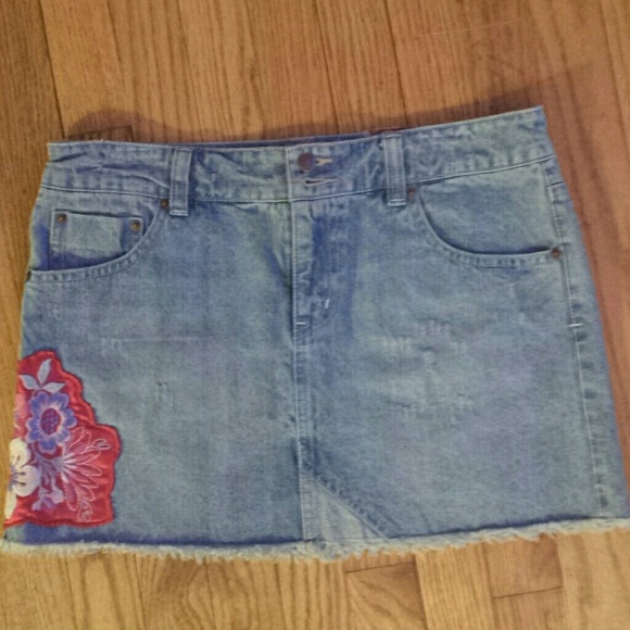 Jean skirt with floral patch