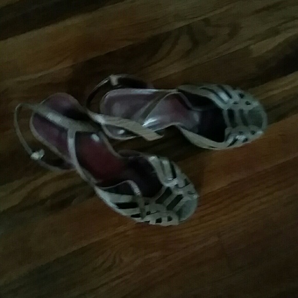 Adorable, strappy, brown, open toe heels! - Picture 2 of 2