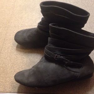 Super cute never worn grey boots