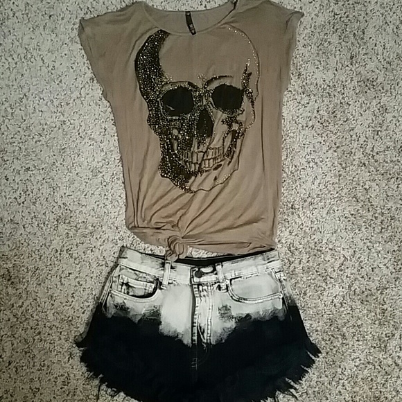 Skull designed top