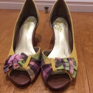 Peep-toe yellow pumps