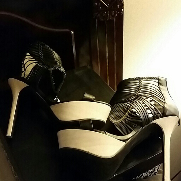 Shoes - Picture 3 of 4