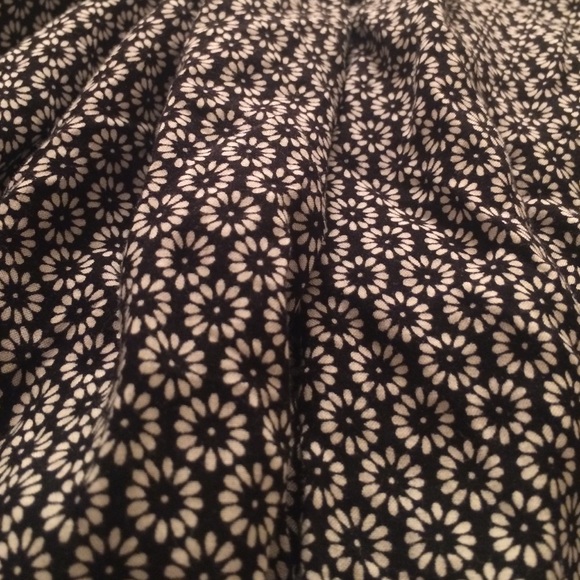 Brandy Melville Floral black and white skirt - Picture 3 of 3