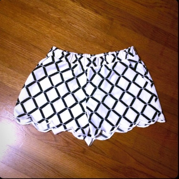 Black and white high waisted shorts - Picture 2 of 3