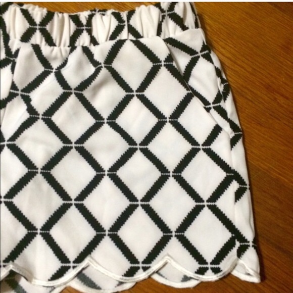 Black and white high waisted shorts - Picture 3 of 3