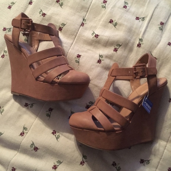 Nude/Tan closed toe wedge