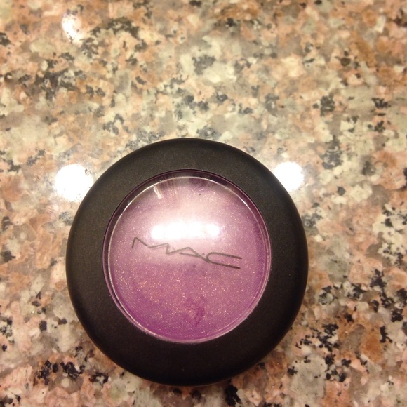 ..🔴Sold in bundle ..Mac eye shadow - Picture 2 of 3