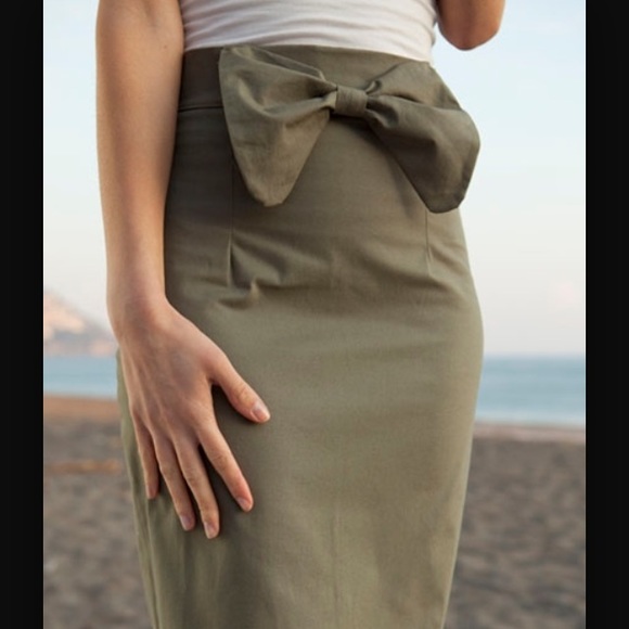 Shanby Apple "Tess" skirt with accent bow.
