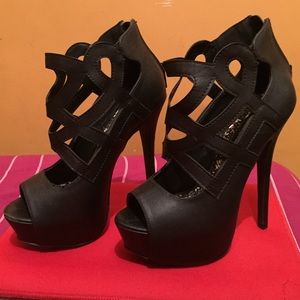🚫 sold! 🚫 black cut out heels