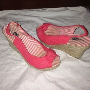 Coral colored wedges