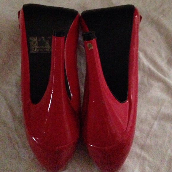 Red pumps - Picture 2 of 3