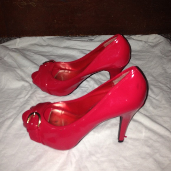 Red pumps - Picture 3 of 3