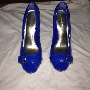 Blue pumps