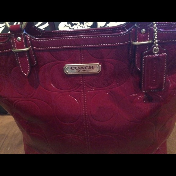 Beautiful 🌺 patten leather Coach Handbag. - Picture 2 of 3