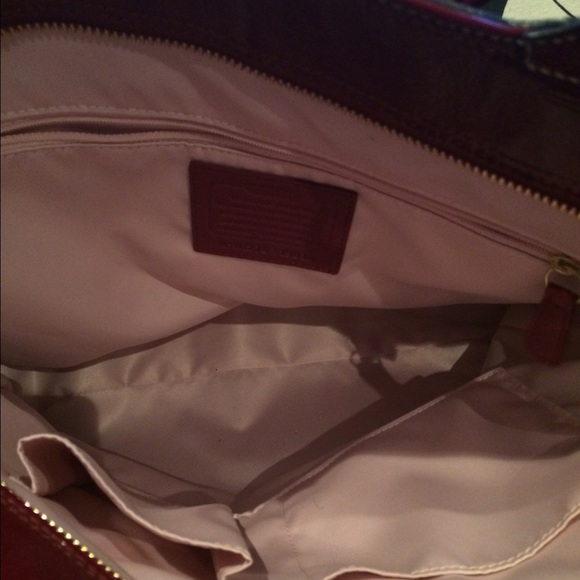 Beautiful 🌺 patten leather Coach Handbag. - Picture 3 of 3