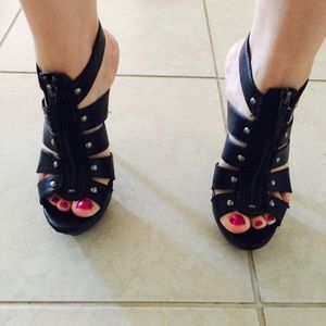 Jessica Simpson sexy black heels