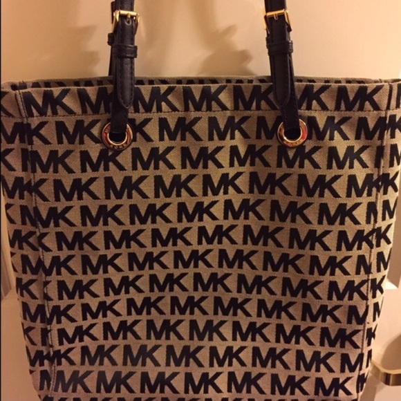 Michael Kors Tote "RESERVED FOR @xgaray"