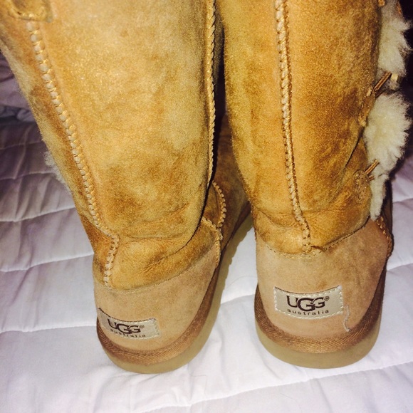 Chestnut bailey button uggs - Picture 2 of 3