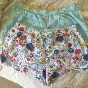 Set of 2 sleep shorts.