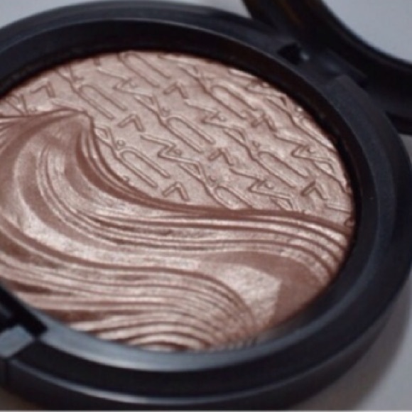 Authentic MAC Superb Highlight