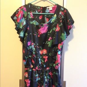 Floral romper with ruffled sleeves. Size L.