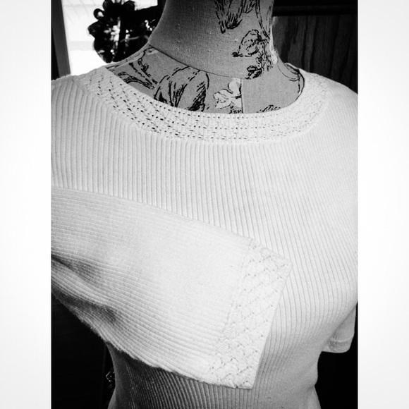 CUTE TOP 💥new listing💥 - Picture 2 of 3