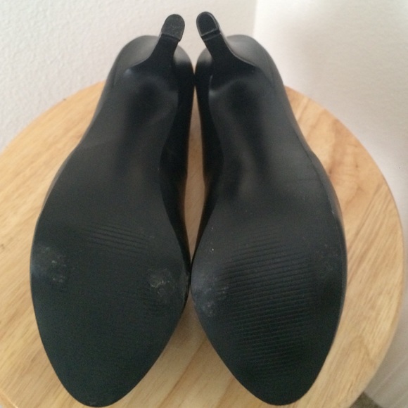 Black Leather DEJAVU Steve Madden Heels - Picture 3 of 3