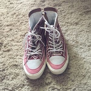 Red pattern converse