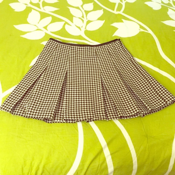 Houndstooth pleated black &  white Bebe skirt