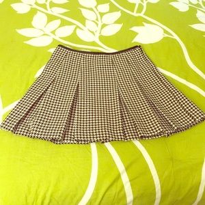 Houndstooth pleated black &  white Bebe skirt