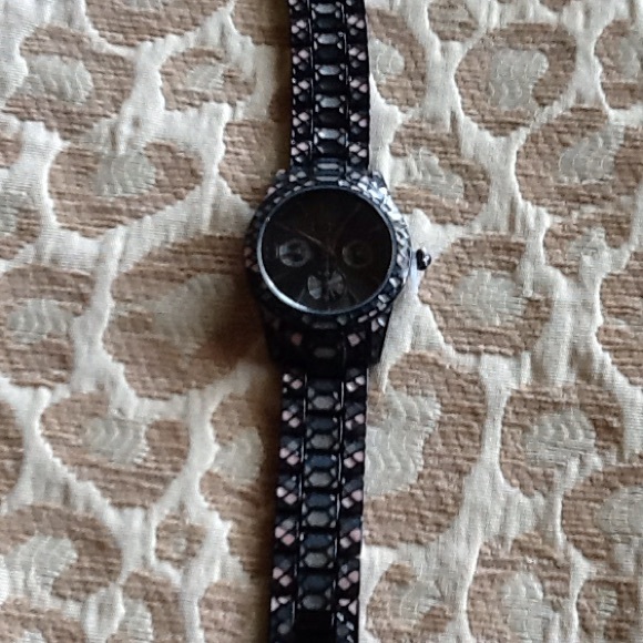 Watch with beautiful pinks & Greyson - Picture 3 of 3