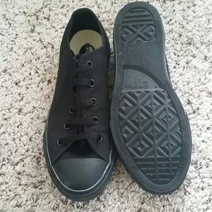 Black low top converse