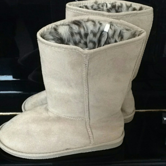Beige boots NWT