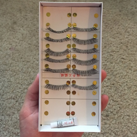 🎀 Six Pairs of Eyelashes 🎀 - Picture 2 of 3