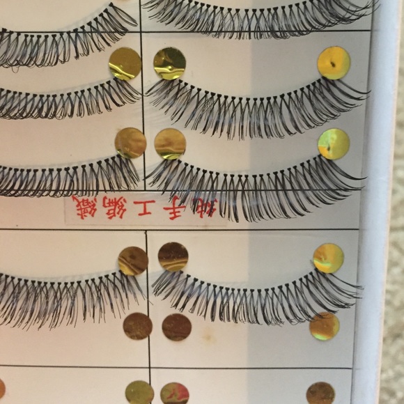 🎀 Six Pairs of Eyelashes 🎀 - Picture 3 of 3