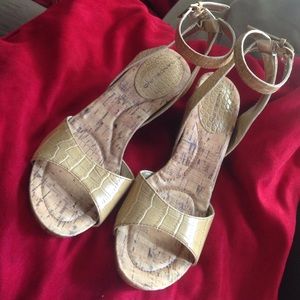 Bandolino corck and crock tan shoes