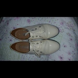 Beige Oxfords flats