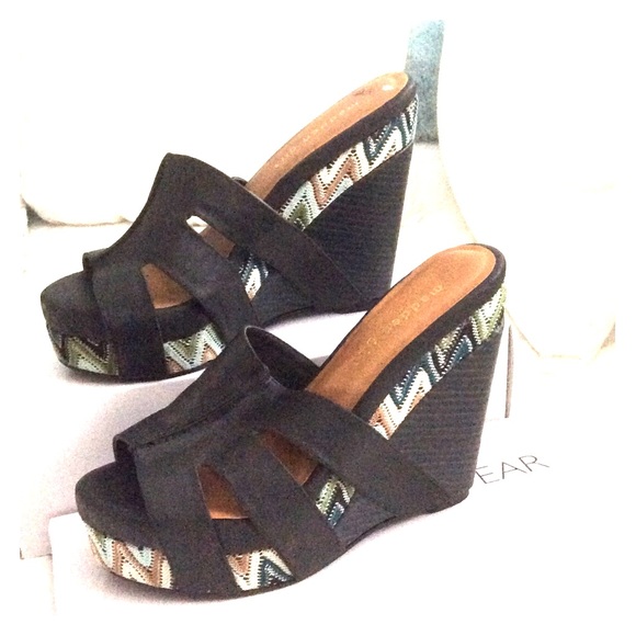 PRICE DROP!! High heel wedge by Steve Madden.