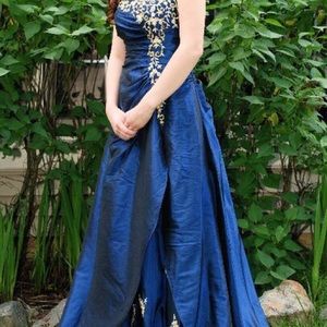 I'm selling a prom dress.