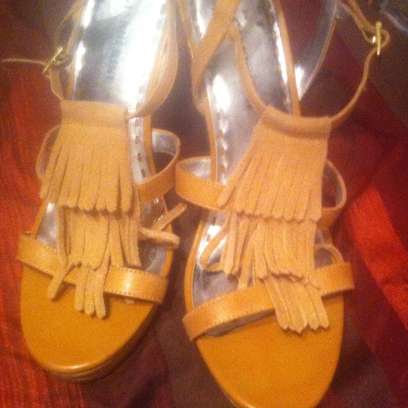Drop price - Fringe wedge shoes