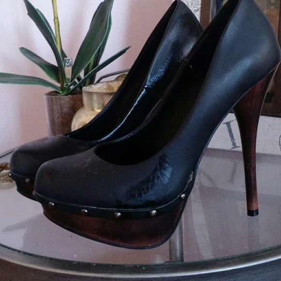 LAST REDUCTION: Black pumps