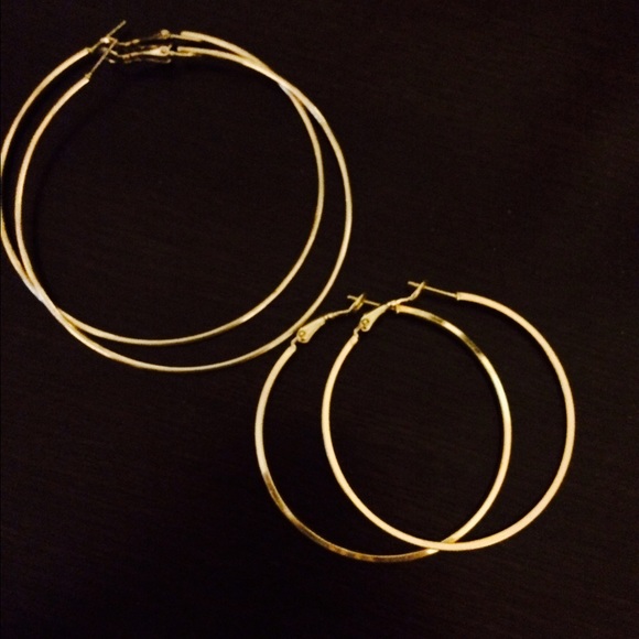 📍Sold📍pairs of gold colored hoop earrings.