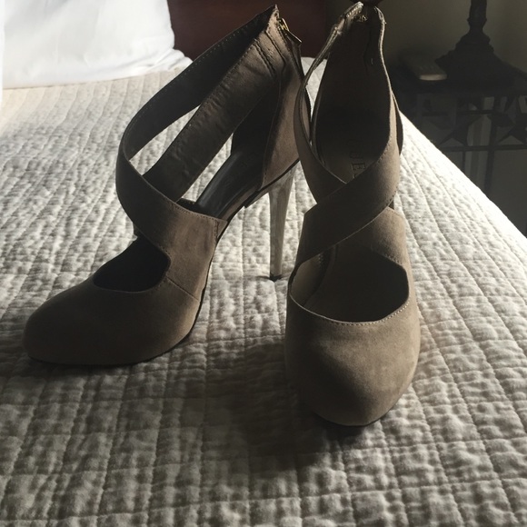 Tan GUESS heels! Make offer!